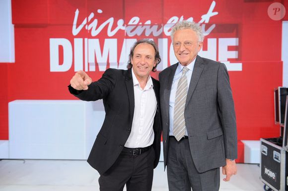 Ce dernier a aussi une actualité riche étant donné qu'il a récemment participé à la dernière saison de "Mask Singer". Qui plus est, il est candidat à la présidence de la Fédération française des sports de glace (FFSG) en 2026. 

Exclusif - Nelson Monfort  et Philippe Candeloro - Enregistrement de l'émission "Vivement dimanche" au studio Gabriel, présentée par M.Drucker, et diffusée sur France 3 le 22 juin 2025. 
© Guillaume Gaffiot / Bestimage