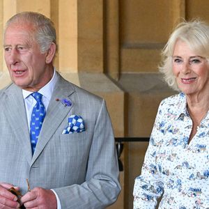 Le roi Charles III et la reine Camilla se promènent dans les jardins du château de Windsor, au Royaume-Uni, le 9 juillet 2025, lors de la visite d'État de la France aux États-Unis.  Photo par Jeanne Accorsini/Pool/ABACAPRESS.COM