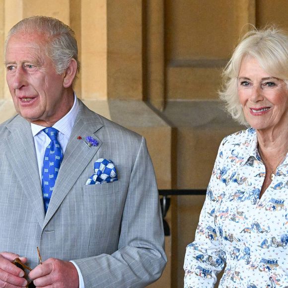 Le roi Charles III et la reine Camilla se promènent dans les jardins du château de Windsor, au Royaume-Uni, le 9 juillet 2025, lors de la visite d'État de la France aux États-Unis.  Photo par Jeanne Accorsini/Pool/ABACAPRESS.COM