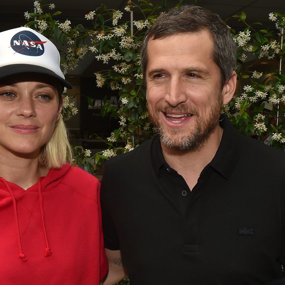 Guillaume Canet et Marion Cotillard au village lors des internationaux de France à Roland Garros le 10 juin 2018.
© Veeren / Bestimage
