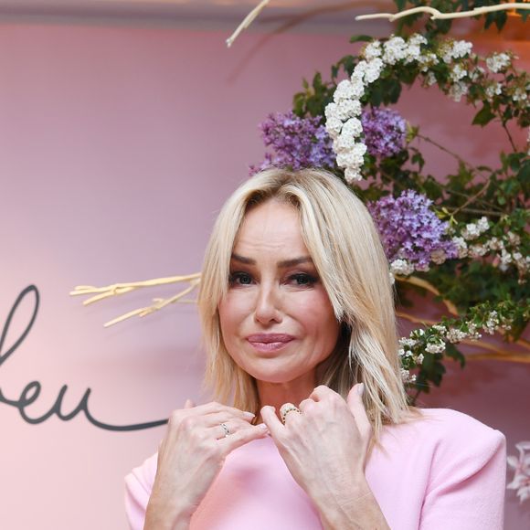 Depuis bientôt un an, Adriana Karembeu, 53 ans, partage la vie de Marc Lavoine...

Adriana Karembeu - A l'occasion de la fête des Mères, Adriana Karembeu et Lenôtre s'associent pour créer l'entremets "Nina" au Pré Catelan à Paris. © Rachid Bellak/Bestimage