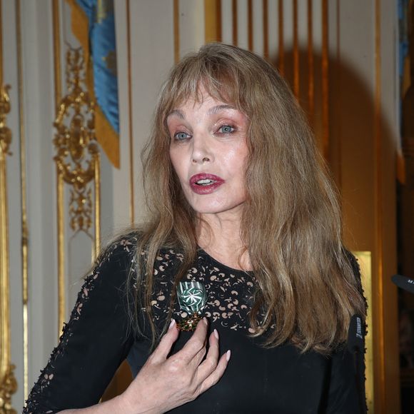 Semi Exclusif - Arielle Dombasle est élevée au rang d'Officière de l'ordre des Arts et Lettres au Ministère de la Culture à Paris le 08 Décembre 2025.

© Bertrand Rindoff / Bestimage