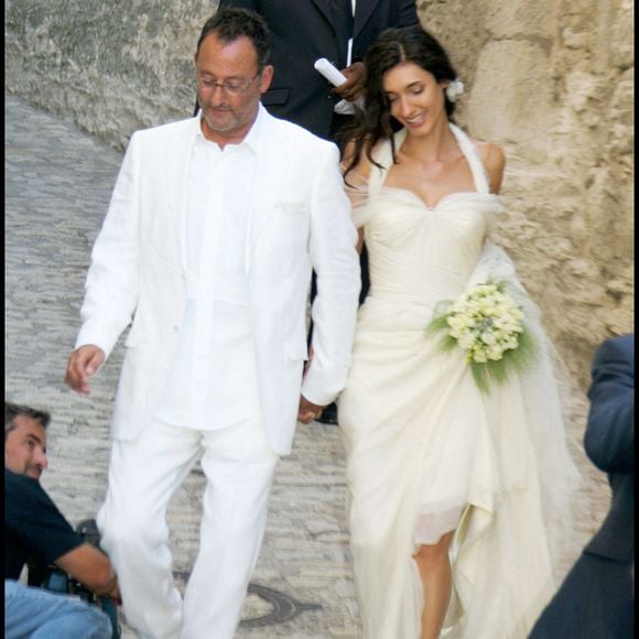 Archives - Jean Reno et son épouse Zofia. Mariage de l'acteur Jean Reno devant la mairie des Baux de Provence.
Guillaume Gaffiot/Bestimage