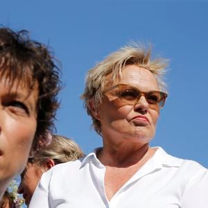 Une déclaration choc qu'elle explique par la découverte tardive de son homosexualité 

Anne le Nen et sa compagne Muriel Robin lors du rassemblement contre les violences faites aux femmes, Place de la République à Paris, le 6 juillet 2019 © Stephen Caillet / Panoramic / Bestimage