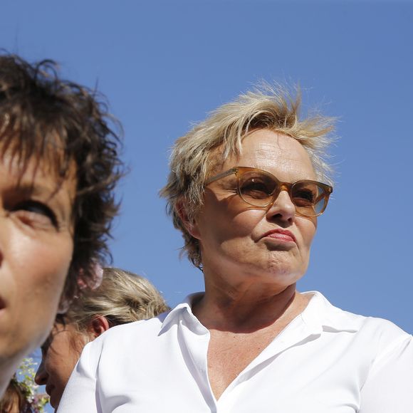 Une déclaration choc qu'elle explique par la découverte tardive de son homosexualité 

Anne le Nen et sa compagne Muriel Robin lors du rassemblement contre les violences faites aux femmes, Place de la République à Paris, le 6 juillet 2019 © Stephen Caillet / Panoramic / Bestimage