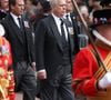 Il s'agit du prince Andrew

Peter Phillips et le prince Andrew, duc d’York - Procession du cercueil de la reine Elizabeth II d'Angleterre de l'Abbaye de Westminster à Wellington Arch à Hyde Park Corner, près du palais de Buckingham, au son de Big Ben et de coups de canon, le 19 septembre 2022.