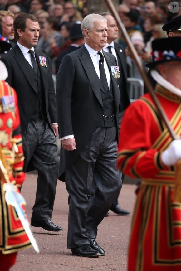 Il s'agit du prince Andrew

Peter Phillips et le prince Andrew, duc d’York - Procession du cercueil de la reine Elizabeth II d'Angleterre de l'Abbaye de Westminster à Wellington Arch à Hyde Park Corner, près du palais de Buckingham, au son de Big Ben et de coups de canon, le 19 septembre 2022.