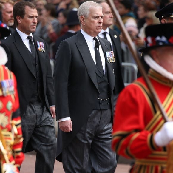 Il s'agit du prince Andrew

Peter Phillips et le prince Andrew, duc d’York - Procession du cercueil de la reine Elizabeth II d'Angleterre de l'Abbaye de Westminster à Wellington Arch à Hyde Park Corner, près du palais de Buckingham, au son de Big Ben et de coups de canon, le 19 septembre 2022.