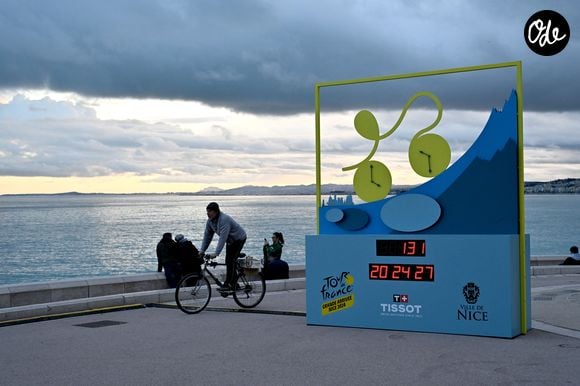 L'accès aux quais des États-Unis et Rauba-Capeù est temporairement fermé aux véhicules motorisés.   

Le compte à rebours pour l'arrivée du Tour de France 2024 à Nice a été installé face à la mer à Rauba Capeu, le 11 mars 2024.

© Bruno Bebert/Bestimage
