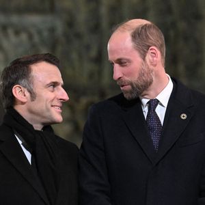 (De gauche à droite) Le président français, Emmanuel Macron, le prince britannique William, prince de Galles, et Brigitte Macron assistent à la cérémonie de bienvenue lors de la réouverture officielle de la cathédrale Notre-Dame de Paris, en France, le 7 décembre 2024, après plus de cinq ans de travaux de reconstruction à la suite de l'incendie d'avril 2019.