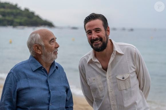 Exclusif - Gérard Jugnot, Maxime Gasteuil - Les Toiles de Ramatuelle présentent en avant-première le film "Y a pas de réseau" de E. Pluvieux avec M. Gasteuil, G.Jugnot et M. Azem au cinéma en plein air sur la plage de Tahiti Beach à Ramatuelle le 23 juillet 2025. © Antoine Tomaselli/Bestimage