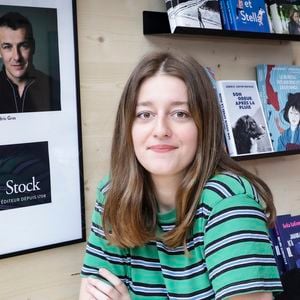 Arrivée en 2020 avec sa chronique culturelle "La Brigade", elle s'est rapidement imposée comme l'un des visages marquants du programme.
Ambre Chalumeau lors du festival du Livre de Paris 2025 au Grand Palais, France, le 13 avril 2025.
© Jack Tribeca / Bestimage