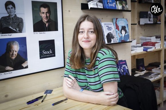 Arrivée en 2020 avec sa chronique culturelle "La Brigade", elle s'est rapidement imposée comme l'un des visages marquants du programme.

Ambre Chalumeau lors du festival du Livre de Paris 2025 au Grand Palais, France, le 13 avril 2025.

© Jack Tribeca / Bestimage