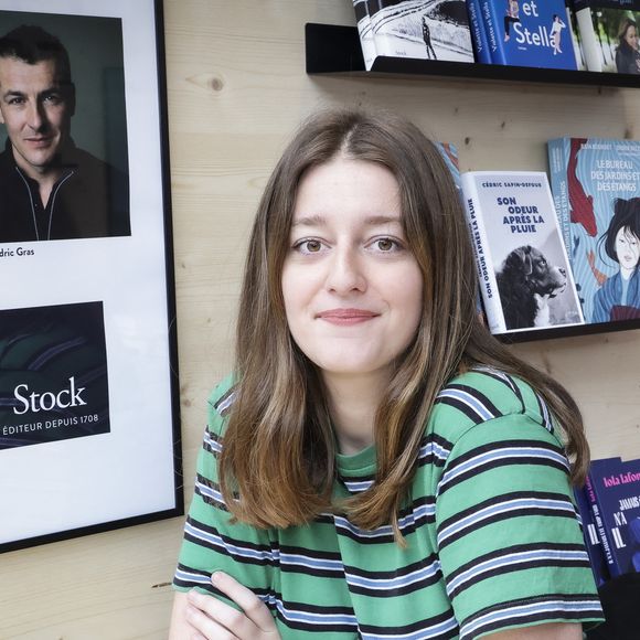 Arrivée en 2020 avec sa chronique culturelle "La Brigade", elle s'est rapidement imposée comme l'un des visages marquants du programme.

Ambre Chalumeau lors du festival du Livre de Paris 2025 au Grand Palais, France, le 13 avril 2025.

© Jack Tribeca / Bestimage
