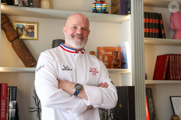 Exclusif - Le chef Philippe Etchebest dans les cuisines de son restaurant "Maison Nouvelle" à Bordeaux, le 11 avril 2025. ©Jean-Marc Lhomer/Bestimage.