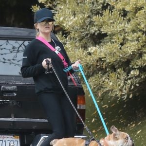 Reese Witherspoon promène ses chiens avec son fils Tennessee James pendant le confinement (stay-at-home) de l'épidémie de Coronavirus (COVID-19) à Los Angeles le 24 mars 2020.