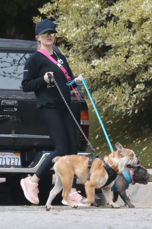 Reese Witherspoon promène ses chiens avec son fils Tennessee James pendant le confinement (stay-at-home) de l'épidémie de Coronavirus (COVID-19) à Los Angeles le 24 mars 2020.