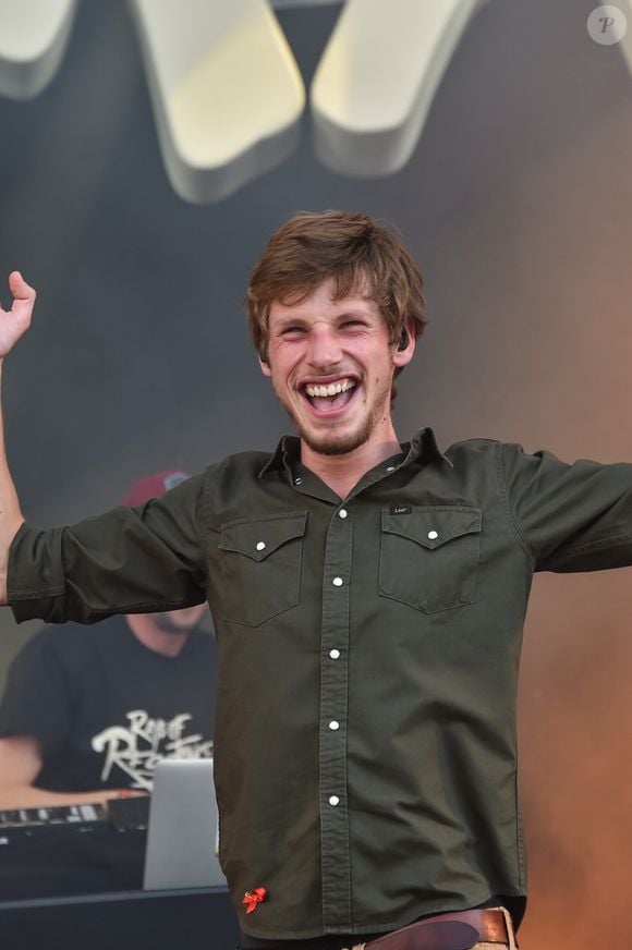 Le chanteur s'est éteint le 7 février dernier, à l'âge de 34 ans, des suites de sa tumeur cérébrale. 

Naâman - 18ème édition du festival de musique Solidays sous le thème du "Summer of Love" organisé par l'association Solidarite Sida à l'hippodrome de Longchamp à Paris, le 24 juin 2016. © Lionel Urman/Bestimage