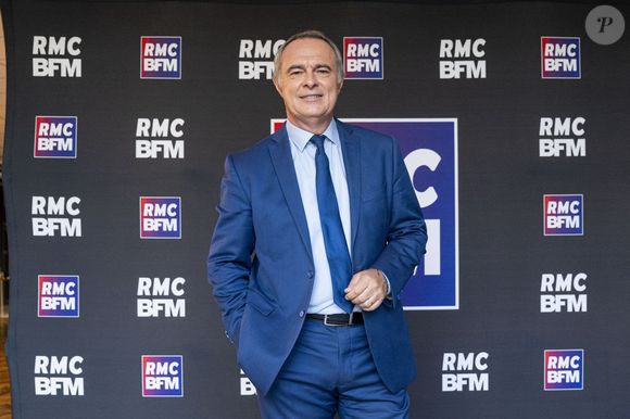 Depuis, il présente une nouvelle émission, "BFM Midi", tournée vers les régions.

Christophe Delay au photocall de rentrée des journalistes de BFM RMC dans les locaux du groupe CMA CGM à Paris, France, le 26 août 2025. © Pierre Perusseau/Bestimage