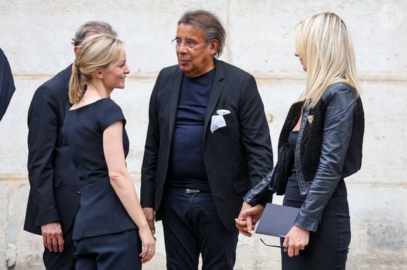 Audrey Crespo-Mara, Laurent Voulzy et sa compagne Isaure Le Faou - Sorties des obsèques de Thierry Ardisson en l’église Saint-Roch de Paris, France, le 17 juillet 2025. © Clovis-Jacovides/Bestimage