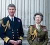 Mais la princesse Anne s'est remariée en 1992 avec le vice-amiral Sir Timothy Laurence très souvent présent à chaque événement royal et qui n'a jamais eu d'enfants


La princesse Anne, Tim Laurence - La famille royale britannique assiste aux célébrations du 80ème anniversaire de la fin de la Seconde guerre mondiale (VE Day) au balcon de Buckingham Palace à Londres, le 5 mai 2025. © GoffPhotos/Bestimage