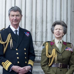 Mais la princesse Anne s'est remariée en 1992 avec le vice-amiral Sir Timothy Laurence très souvent présent à chaque événement royal et qui n'a jamais eu d'enfants


La princesse Anne, Tim Laurence - La famille royale britannique assiste aux célébrations du 80ème anniversaire de la fin de la Seconde guerre mondiale (VE Day) au balcon de Buckingham Palace à Londres, le 5 mai 2025. © GoffPhotos/Bestimage
