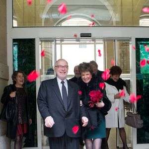 Exclusif - Catherine Laborde et son mari Thomas Stern - Catherine Laborde a epouse son compagnon de longue date Thomas Stern, publicitaire, samedi 9 novembre 2013 a la mairie du 2e arrondissement de Paris, en presence de ses amis les plus proches.