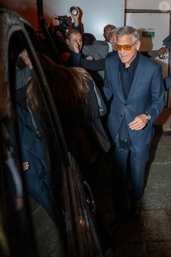 George Clooney à la sortie du Royal Monceau après l'avant-première française du film Netflix Jay Kelly au Christine Cinéma Club à Paris, France, le 24 novembre 2025. © Yoann Ouahcene/Bestimage