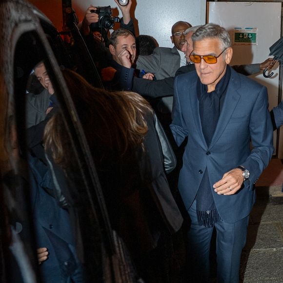 George Clooney à la sortie du Royal Monceau après l'avant-première française du film Netflix Jay Kelly au Christine Cinéma Club à Paris, France, le 24 novembre 2025. © Yoann Ouahcene/Bestimage