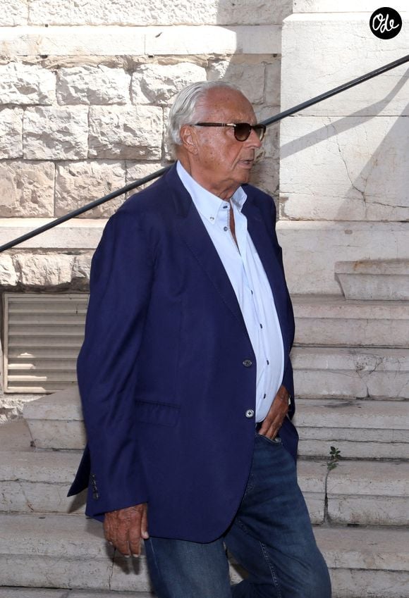 Il s’est éteint paisiblement à son domicile de Cannes.

Gérard Louvin lors des obsèques de Philippe Bouvard en l'église Notre-Dame de Bon Voyage à Cannes, le 31 août 2026.
© Chavaroche-Guignebourg / Bestimage