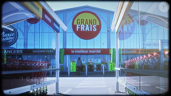 Cette opération permettra l’ouverture d’environ 25 nouveaux magasins en centre-ville dès 2026 et la création de 3 000 à 3 500 emplois supplémentaires. 

Capture d'écran YouTube