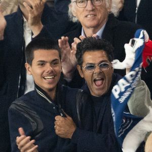 Jamel Debbouze et son fils Léon Debbouze - Célébrités dans les tribunes lors du match retour de la Ligue Des Champions 2024-2025 (LDC) "PSG - Arsenal" (2-1) au Parc des Princes à Paris le 7 mai 2025. © Cyril Moreau/Bestimage