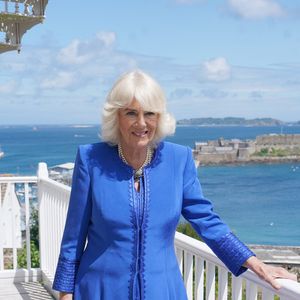 Camilla Parker Bowles, reine consort d'Angleterre, visite la maison d'exil de Victor Hugo dans le cadre de sa visite officielle à Guernesey à Saint-Pierre-Port, le 15 juillet 2024