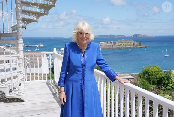 Camilla Parker Bowles, reine consort d'Angleterre, visite la maison d'exil de Victor Hugo dans le cadre de sa visite officielle à Guernesey à Saint-Pierre-Port, le 15 juillet 2024
