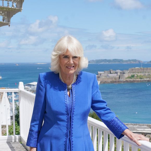 Camilla Parker Bowles, reine consort d'Angleterre, visite la maison d'exil de Victor Hugo dans le cadre de sa visite officielle à Guernesey à Saint-Pierre-Port, le 15 juillet 2024