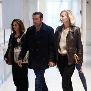 Nicolas Bedos, jugé pour agressions et harcèlement sexuels, arrive avec sa compagne Pauline Desmonts et son avocate,  J.Minkowski, au tribunal judiciaire de Paris, le 26 septembre 2024. Les faits reprochés auraient été commis entre 2018 et 2023. 
© Christophe Clovis / Bestimage