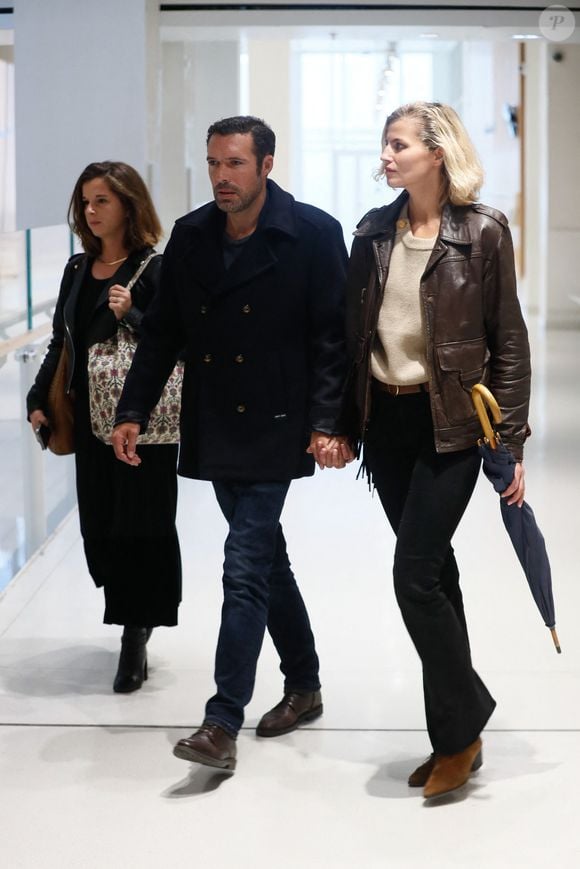 Nicolas Bedos, jugé pour agressions et harcèlement sexuels, arrive avec sa compagne Pauline Desmonts et son avocate,  J.Minkowski, au tribunal judiciaire de Paris, le 26 septembre 2024. Les faits reprochés auraient été commis entre 2018 et 2023. 
© Christophe Clovis / Bestimage
