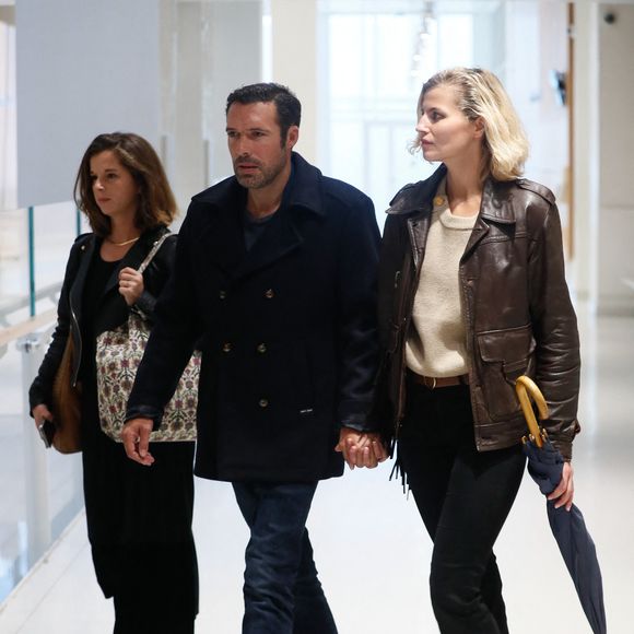 Nicolas Bedos, jugé pour agressions et harcèlement sexuels, arrive avec sa compagne Pauline Desmonts et son avocate,  J.Minkowski, au tribunal judiciaire de Paris, le 26 septembre 2024. Les faits reprochés auraient été commis entre 2018 et 2023. 
© Christophe Clovis / Bestimage