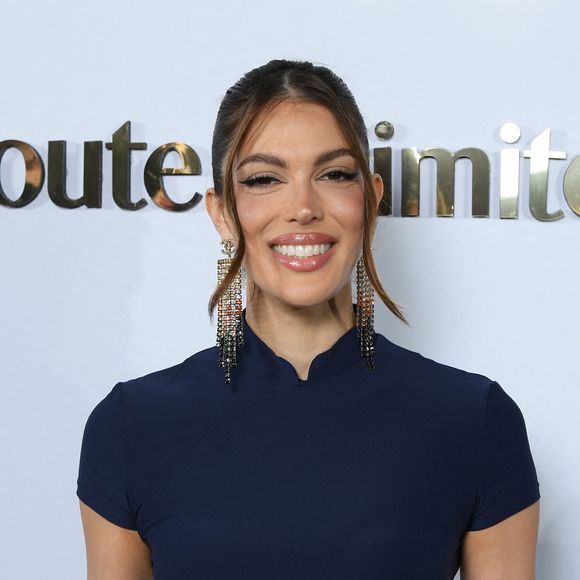 Vêtue de sa veste noire sur une robe bleue, l'ancienne Miss France et Miss Univers se blottit dans les bras musclés de son sportif. 

Iris Mittenaere au photocall du Grand Dîner en toute intimité avec Dadju sur la plage de l'hôtel Carlton en marge du 78ème Festival International du Film de Cannes, France, le 17 mai 2025. © Lionel Urman/Bestimage