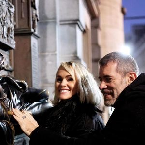 Exclusif - Laeticia Hallyday et son ex-compagnon Jalil Lespert, accompagnés de Jade et Joy sont allés rendre visite au Manneken-Pis qui a été rhabillé en hommage à Johnny Hallyday à Bruxelles le 20 décembre 2022. © Dominique Jacovides / Bestimage