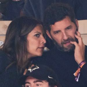 Aurelie Casse et son compagnon dans les tribunes des Internationaux de France de tennis de Roland Garros 2024 à Paris, France, le 1er juin 2024. © Jacovides-Moreau/Bestimage