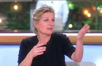 Christian Clavier et Didier Bourdon invités sur le plateau de C à vous, face à Anne-Elisabeth Lemoine, ce mercredi 1er avril.