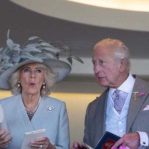 Le roi Charles III d'Angleterre (King Charles III), la reine Camilla (Camilla Parker Bowles, reine consort d'Angleterre), courses hippiques royales – Royal Ascot 2025, jour 1 à Ascot, Royaume-Uni, le 17 juin 2025. Crédit photo : Dana Press / Bestimage