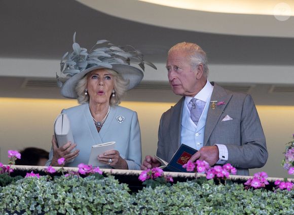 Le roi Charles III d'Angleterre (King Charles III), la reine Camilla (Camilla Parker Bowles, reine consort d'Angleterre), courses hippiques royales – Royal Ascot 2025, jour 1 à Ascot, Royaume-Uni, le 17 juin 2025. Crédit photo : Dana Press / Bestimage