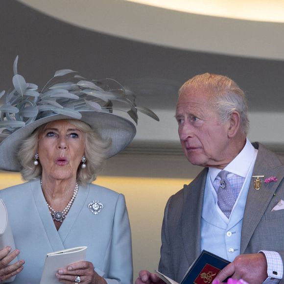 Le roi Charles III d'Angleterre (King Charles III), la reine Camilla (Camilla Parker Bowles, reine consort d'Angleterre), courses hippiques royales – Royal Ascot 2025, jour 1 à Ascot, Royaume-Uni, le 17 juin 2025. Crédit photo : Dana Press / Bestimage