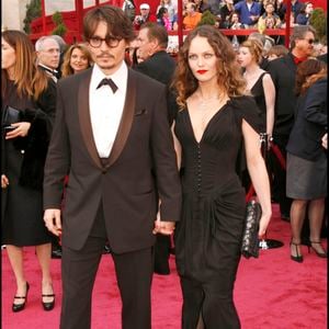 travaillait discrètement dans un restaurant libanais de la Bastille. 

Vanessa Paradis et Johnny Depp aux Oscars en 2008