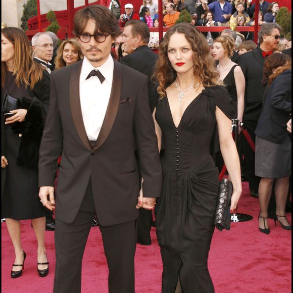 travaillait discrètement dans un restaurant libanais de la Bastille. 

Vanessa Paradis et Johnny Depp aux Oscars en 2008