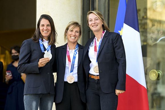 Charline Picon, Camille Lecointre et Aloise Retornaz lors de la cérémonie des médaillés olympiques et paralympiques des Jeux de Tokyo au Palais de l'Elysée à Paris le 13 septembre 2021.

© JB Autissier/Panoramic/Bestimage