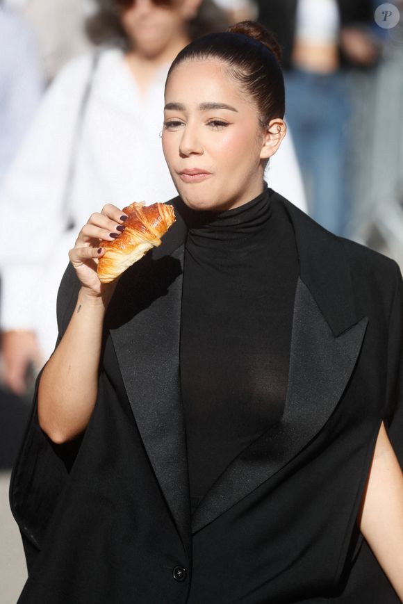 Lena Mahfouf (Lena Situations) mange un croissant à la sortie du défilé de mode printemps-été 2024 "Stella McCartney" lors de la fashion week de Paris. Le 2 octobre 2023
© Christophe Clovis / Bestimage