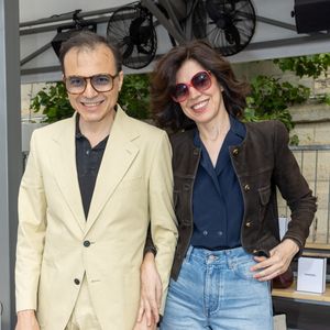 D'après "Gala", le mur marron-prune, ou encore une peinture de Jean Lurçat se marient parfaitement avec les cimaises et les portes pivotantes en bois.
Bertrand Burgalat et sa femme Vanessa Seward, au front row du défilé de mode Chanel collection Haute Couture Automne/Hiver 2023/24 lors de la Fashion Week de Paris (PFW), à Paris, France, le 4 juillet 2023. © Borde-Rindoff/Bestimage